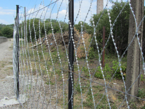 Zaun aus dem Stachelgitter Piranya